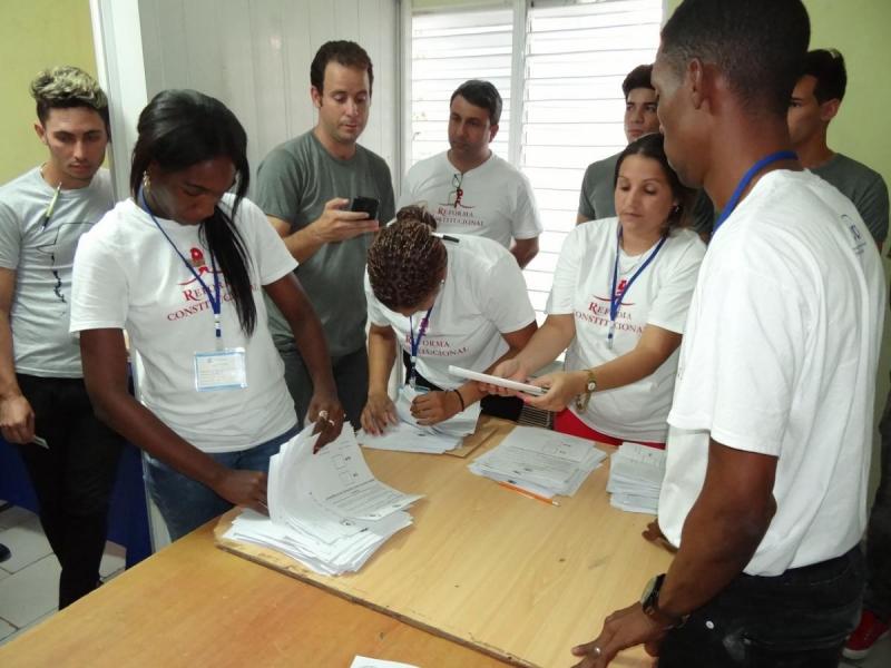 A las seis de la tarde cerraron los colegios electorales de la UCI, y se procedió a realizar el escrutinio de boletas.