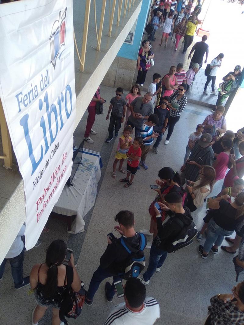 La participación de Ediciones Futuro en el Pabellón informático de la Feria del Libro en Holguín tuvo una buena acogida por el público. Foto: Raynel Batista Téllez. 