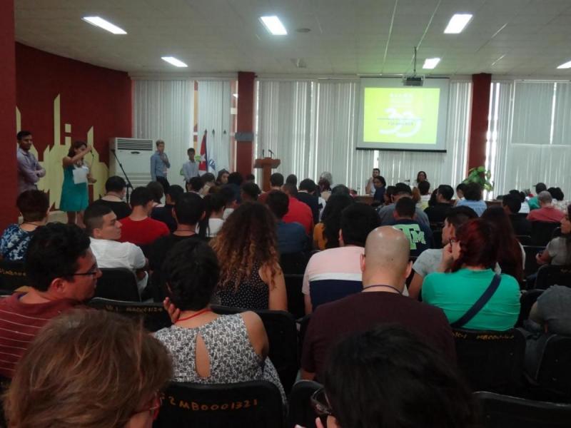 La Dra.C. Lorena María Rodríguez y el Lic. Julián Darío Castro en la Mesa de Experiencias. 