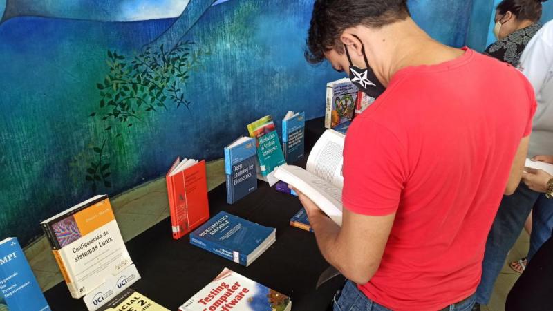 Exposición de libros orientados a las líneas investigativas de la UCI.