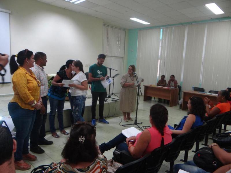 Entrega de reconocimientos a egresados destacados.