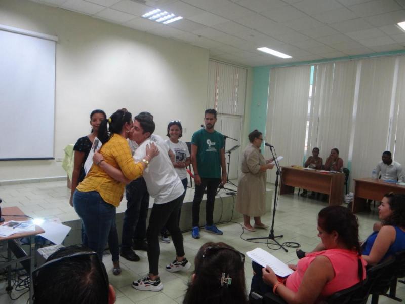 Entrega de reconocimientos a egresados destacados.