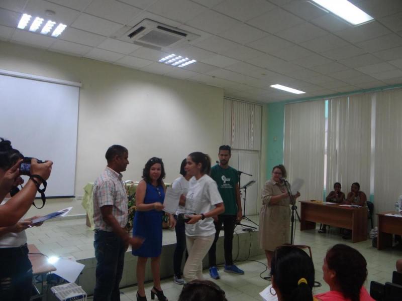 Entrega de reconocimientos a egresados destacados. 