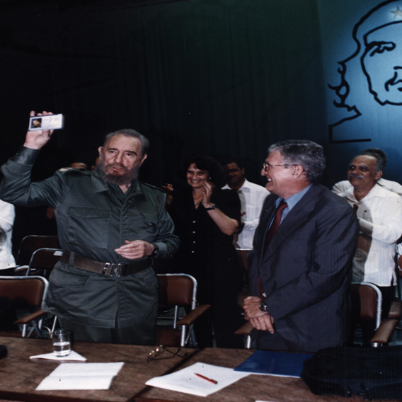Fidel recibe carné de primer fundador de la UCI.