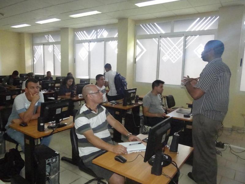 En la Academia Cisco conocieron sobre la fundación de este programa de formación en redes en la UCI. En la Academia Cisco conocieron sobre la fundación de este programa de formación en redes en la UCI.