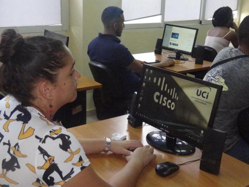 Los estudiantes colombianos conocieron la Academia Cisco de la UCI. 