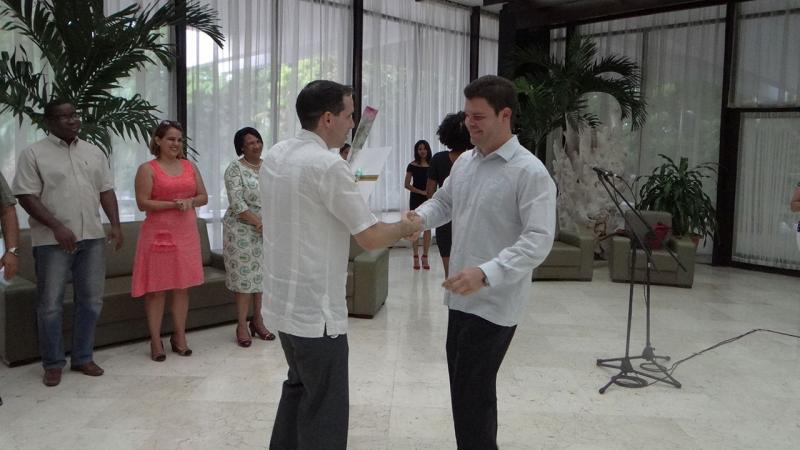 El Dr.C. Fidel Antonio Castro Smirnov recibió un reconocimiento especial por haber sido merecedor del Premio de la Academia de Ciencias de Cuba. 