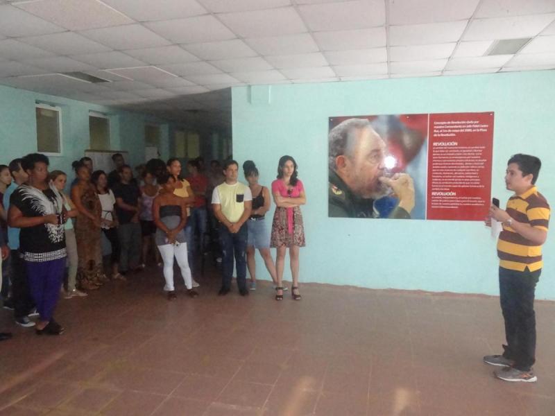 Los trabajadores de la Facultad 2 decicieron realizar el mitin previo en el lugar donde una foto de Fidel, al lado de su concepto de Revolución, les indica el camino a seguir.