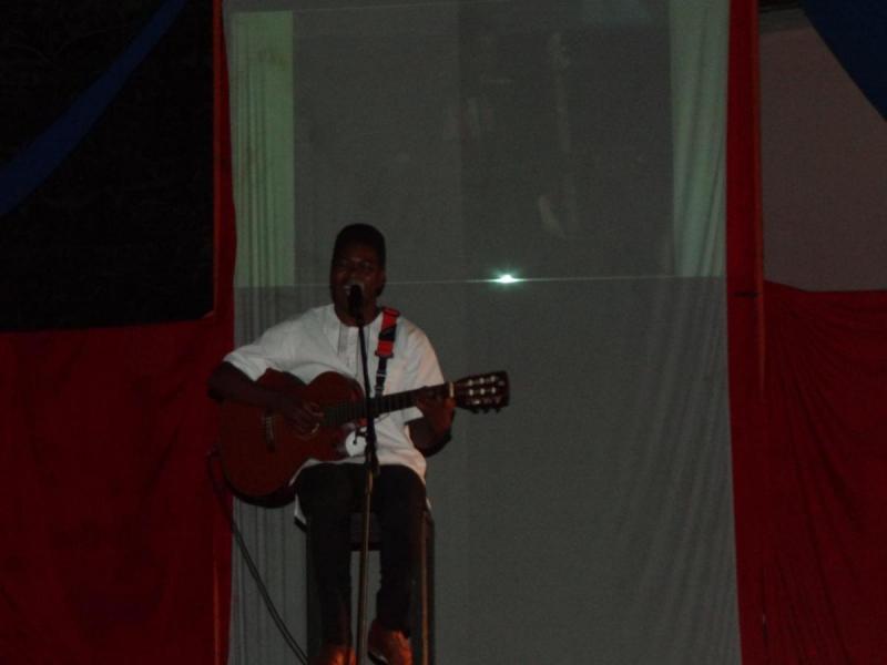 El artista aficionado Eldade Joaquim Bondo interpretó la canción “Una palabra”, de Carlos Varela.