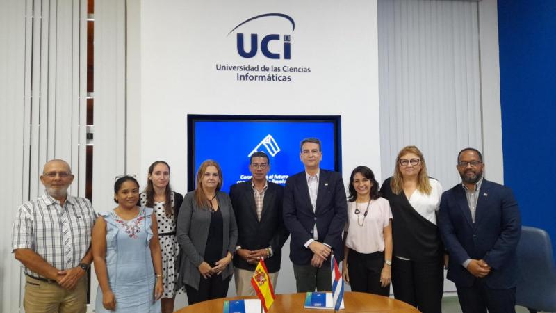 Foto colectiva que sella la cooperación UCI-ENAE.