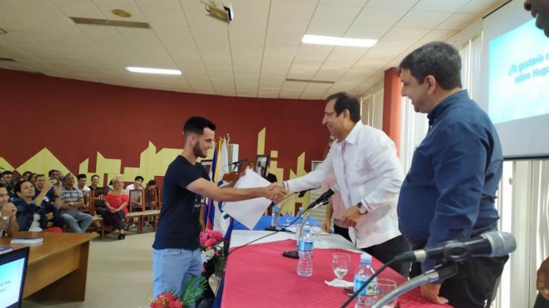 Durante el encuentro se reconoció al estudiante Eddy Yoel Fresno Hernández de la Facultad 1, quien desarrolló la APK ganadora del concurso “Chávez, mejor amigo de Cuba”