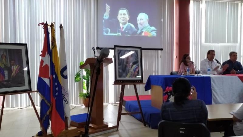 Con un saludo revolucionario el embajador de Venezuela en Cuba se acercó al auditorio, reunido en la Sala de Eventos del docente Camilo Cienfuegos, para trasmitirle sus vivencias sobre uno de los principales impulsores de la integración latinoamericana.