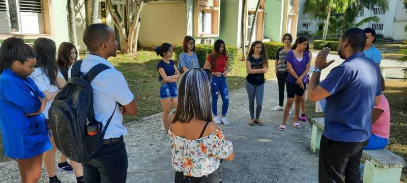 Miembros del Consejo Universitario dialogan con los estudiantes en la beca.