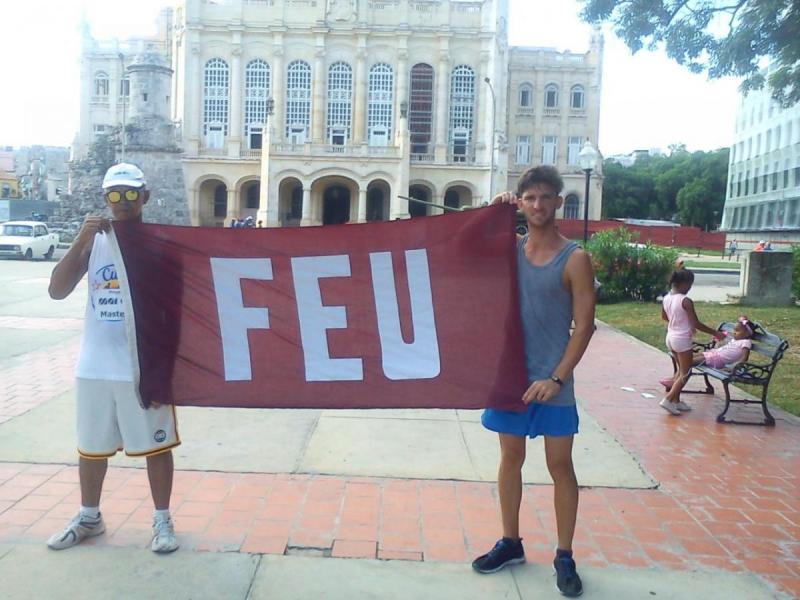 Premiado con el tercer lugar en la categoría Libre, Sergio Rafael Rojas Garcia (FCB204) estudiante de la Facultad Citec (derecha de la imagen) y con el tercer lugar en la categoría Máster E, el Dr.C Armando Leyva Pérez, profesor Titular y jefe del departamento de Preparación para la Defensa de la UCI.