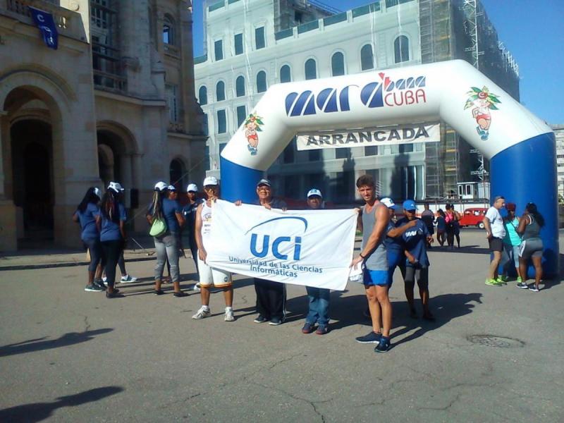 Los premiados junto a los coordinadores del proyecto de maratones de la Universidad, los profesores de la dirección de Deportes, Jesús Prisco Ramos Díaz y Armando Pérez Fuentes.