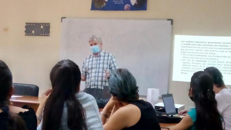 Imparte el Dr.C. Raúl Guinovart conferencia a los estudiantes de cuarto año de la carrera de Bioinformática.