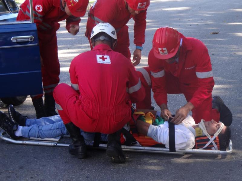 Especialistas de la Cruz Roja realizaron una demostración de las acciones a seguir ante un accidente de tránsito.