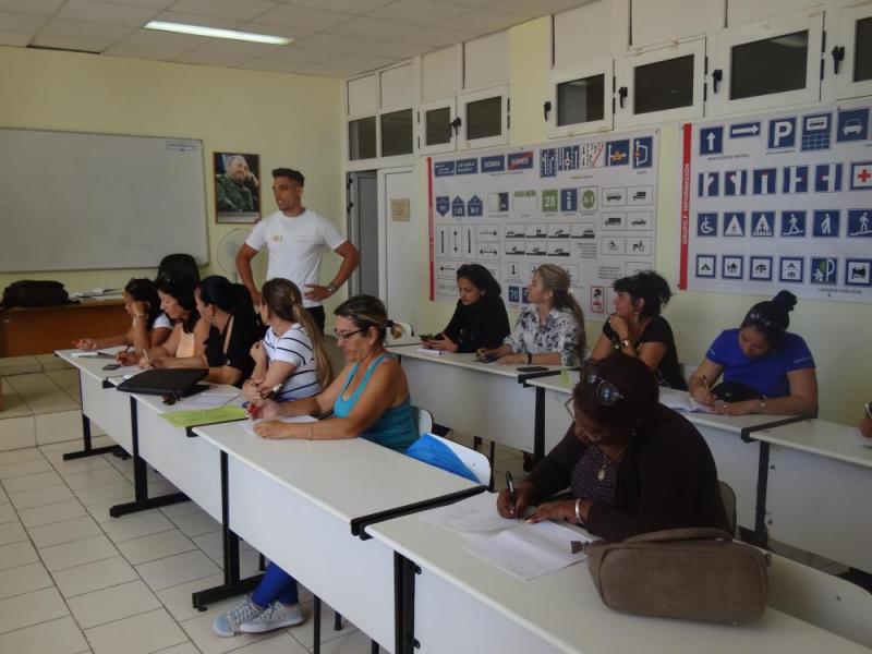 El instructor teórico-práctico de la Escuela de Educación Vial y Conducción, Abel Fernández Ortega, impartió el curso de seguridad vial en la Universidad.