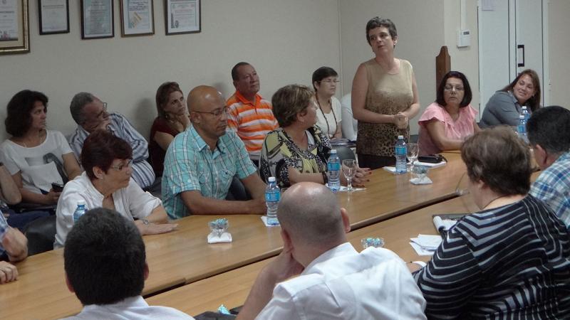 Standing, Ph.D. Julieta Coro Bermello,  the head of the evaluation team of the Doctorate in Informatics, thanks the welcome to  the UCI.