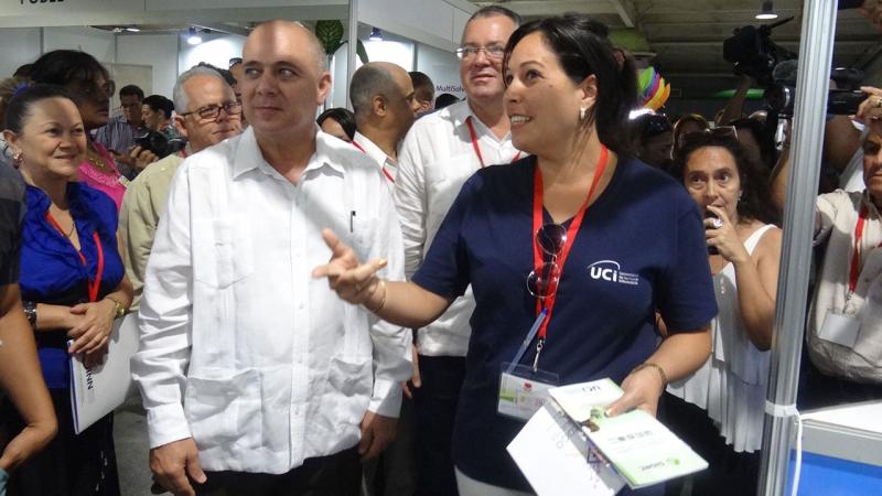 El ministro de Salud Pública, Dr. Roberto T. Morales Ojeda, visita el estand de la UCI en la Feria Salud para Todos 2018. 