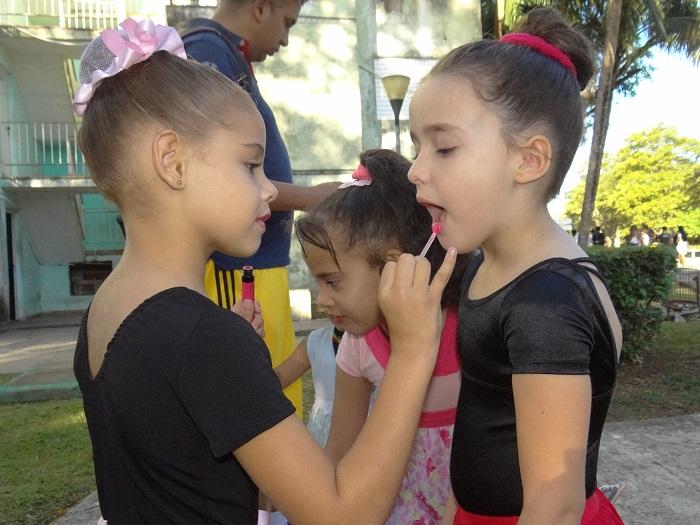 Niños de PequeCiudad maquillándose para la actividad. 