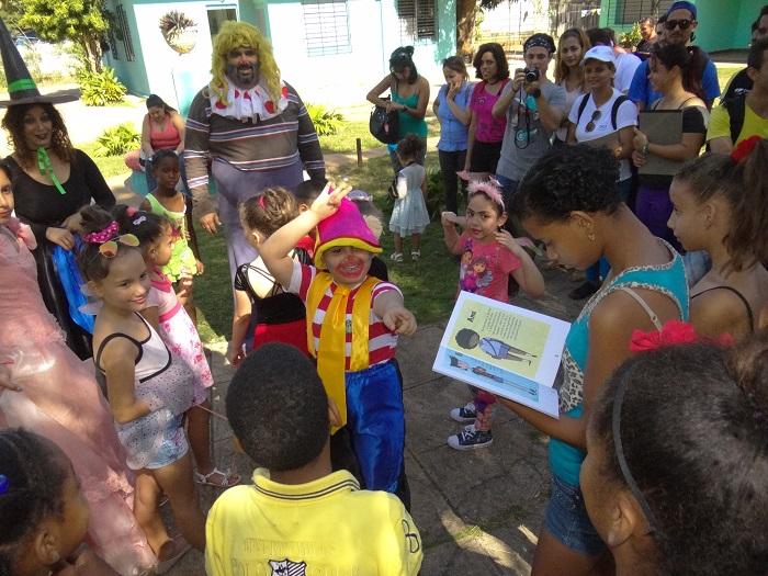 Todos los niños recibieron libros, libretas y colores de manos de los participantes. 