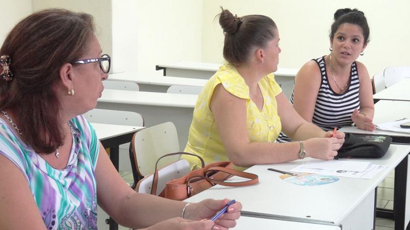 The Head of Professional Practice, Engineer Yanet Cabeza Chávez (the farthest in the image) explains how they have contributed to the development of the responsibility value in the students from  the Center for Free Solutions (CESOL).