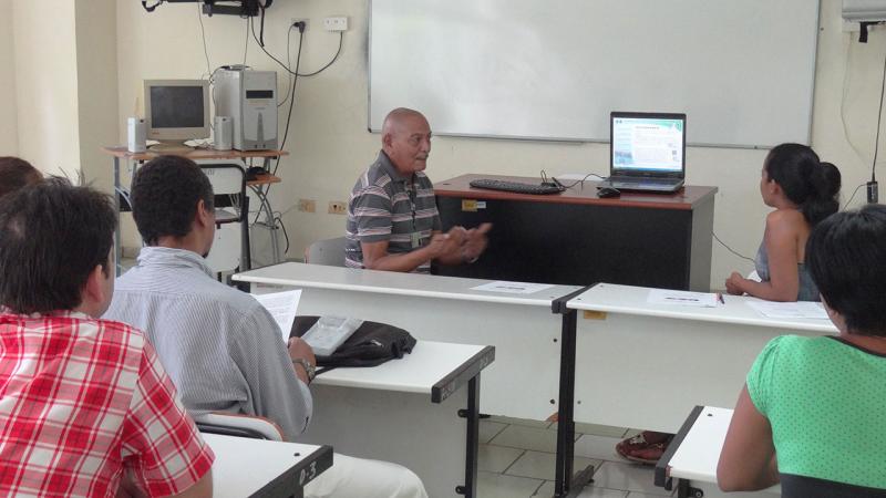 Profesor de Preparación para la Defensa, Franklin Teodoro Ávila Dedieu, presenta un multimedia que propone la interpretación de los hechos sobre las nuevas relaciones Cuba-EE.UU. 