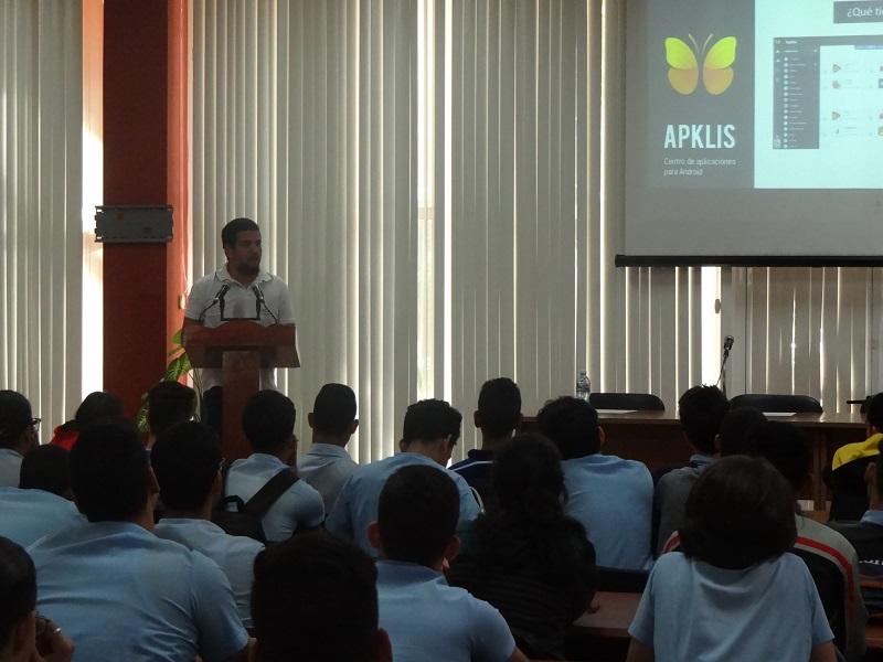 El MSc. Allan Pierra Fuentes presentó a los jóvenes visitantes las aplicaciones Apklis, Picta y toDus.