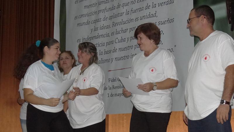 Claudia Guilarte recibe reconocimiento como donante destacada