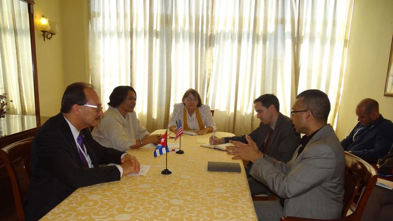 Exchange among representatives of the University of Albany. From left to right: Havidán Rodríguez, president; Dr.C Miriam Nicado UCI rector; Ivonne Collada, Director of the Language Center at UCI; Dr.C Raydel Montesinos, UCI Deputy Rector, and Sanjay Goel, vice president of technology of the University at Albany