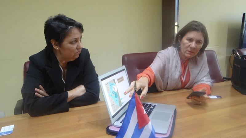 De izquierda a derecha: profesora Dra. Marcia Lima da Silva y la rectora Ângela Maria Paiva Cruz de la Universidad Federal de Rio Grande do Norte (UFRN), muestran su proyecto de Parque Tecnológico, Metrópoli Digital. 