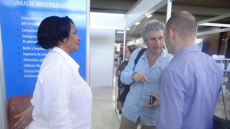 Visitantes de la IUT Bayonne llegan al stand de la UCI. 