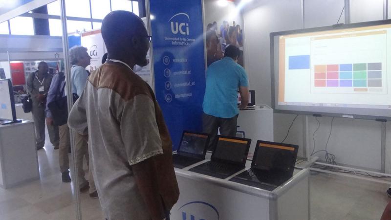 Delegates from all over the world stop at UCI stand to get to know the university. In this photo the Atnea technological classroom is exhibited, a tool developed to support teachers in the teaching-learning process