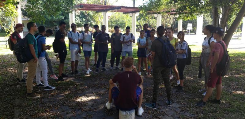 Estudiantes de la Facultad 3 realizan su reunión de brigada.