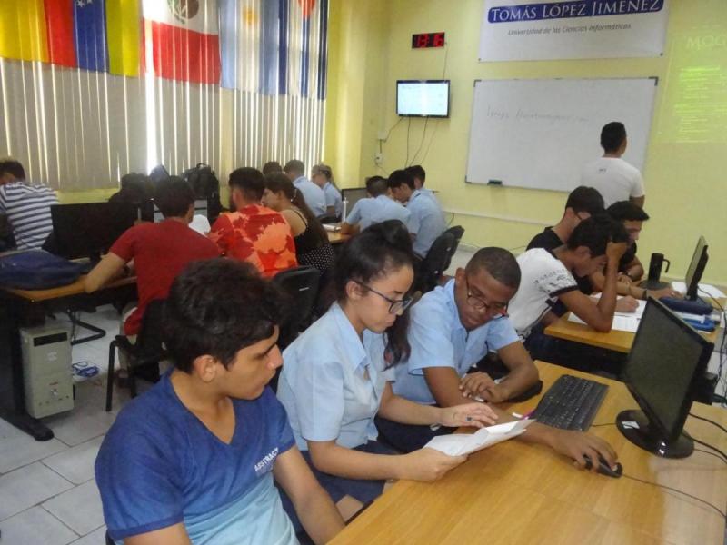 Los jóvenes del IPVCE participan en el concurso de programación competitiva.