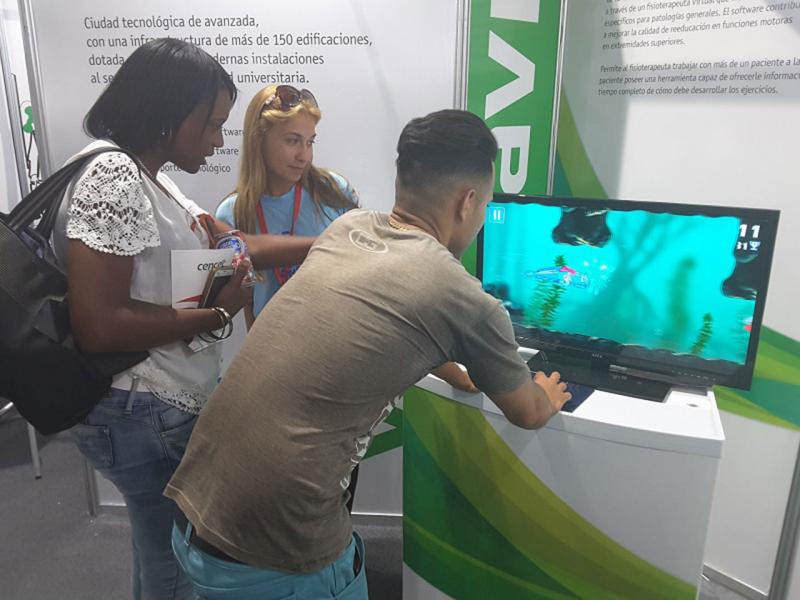 Los videojuegos interactivos y de apoyo a la rehabilitación motora tuvieron su espacio dentro de las actividades del estand universitario. 