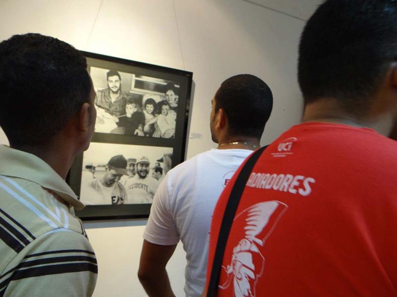 Exposición fotográfica en la UCI rinde honores al Che Guevara. 