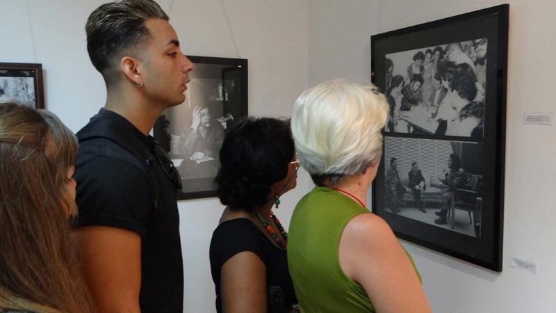 Exposición fotográfica en la UCI rinde honores al Che Guevara. 