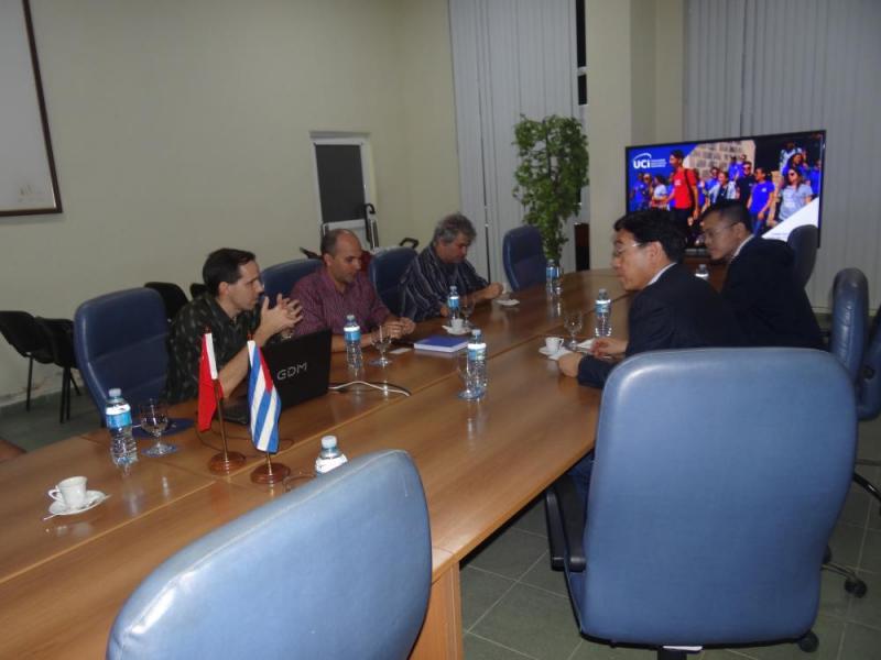 El vicerrector primero, Dr.C. Raydel Montesino Perurena, presentó la UCI e intercambió con los visitantes chinos. Estuvieron presentes también el Dr.C. Omar Correa Madrigal, director de Ciencia, Tecnología e Innovación y el Dr.C. Jorge Gulín González, director del Centro de Matemática Computacional.