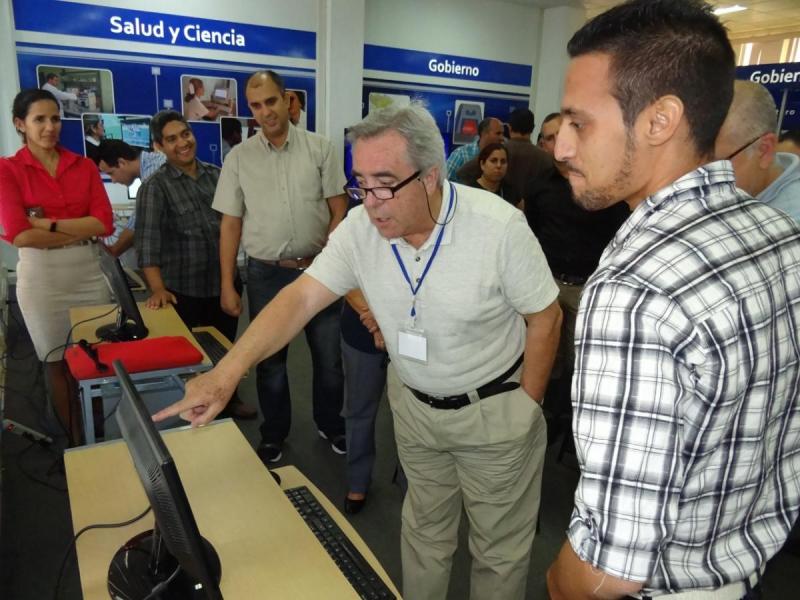 Los visitantes recibieron una explicación de algunos de los productos de la UCI.