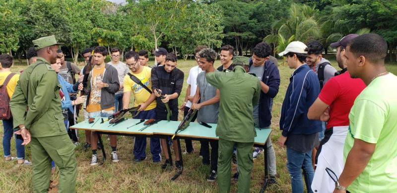 El arme y desarme del fusil suscitó mayor interés en los varones.