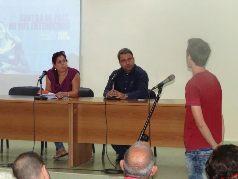 La Dra.C. Ana Marys García, decana de la Facultad 3, y el Dr.C. Walter Balujar, rector de la UCI, escuchan al profesor de Programación Ing. Danid Alejandro Martínez Pérez: “Hay falta de motivación en algunos estudiantes. Estoy en la mejor disposicón de ayudarles, subirles ejercicios, dar consultas, impatir las clases de nuevo, si es necesario”. 