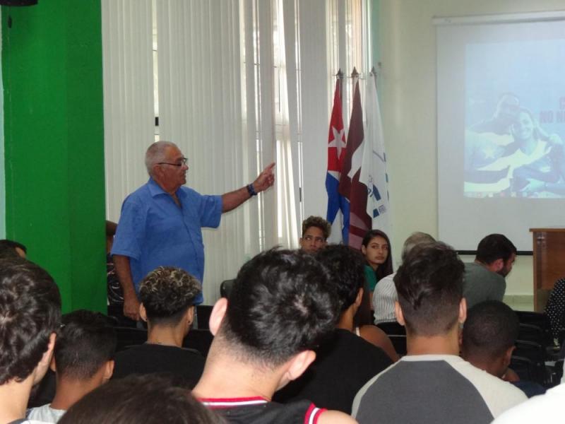 Dr.C. Armando Pérez Fuentes, profesor de la Dirección de Deportes: “Los estudiantes de este primer año han respondido positivamente a las actividades que hemos programado. Hoy el compromiso es que todos participen en los Juegos Deportivos, porque la condición física está relacionada con el redimiento académico. Felicito al Rector, porque participó en el maratón”. 