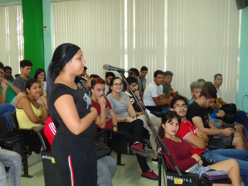 Intercambio de estudiantes de primer año de la Facultad 3 con el Rector de la UCI.