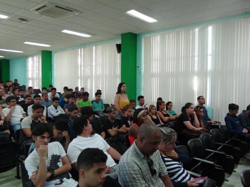 Intercambio de estudiantes de primer año de la Facultad 3 con el Rector de la UCI. 