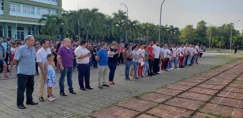 La comunidad universitaria participa en el acto político en la Universidad.