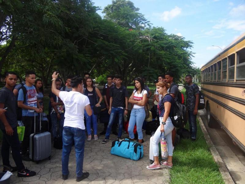 Con los brazos abiertos se les dio la bienvenida a los que comenzarán a estudiar en la UCI. 