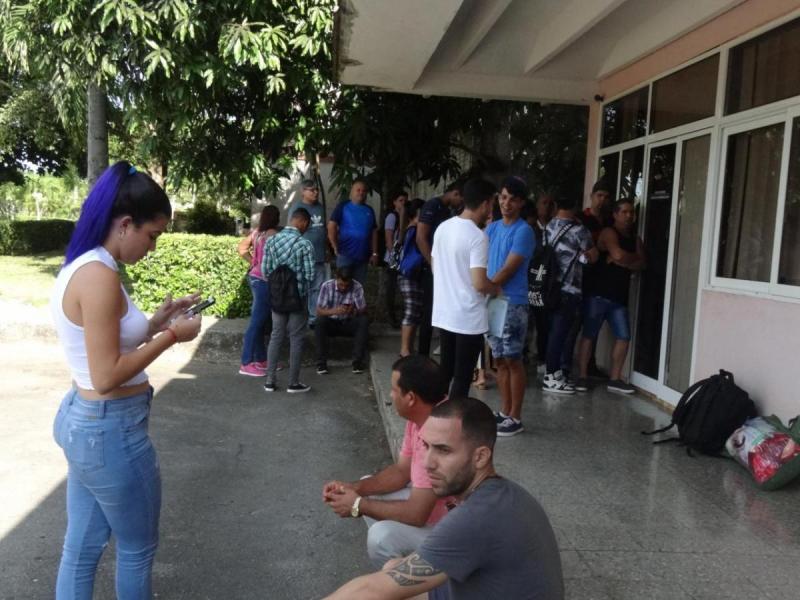 Esperando para la toma de credenciales que los incluirán en la Base de Datos de la UCI. 