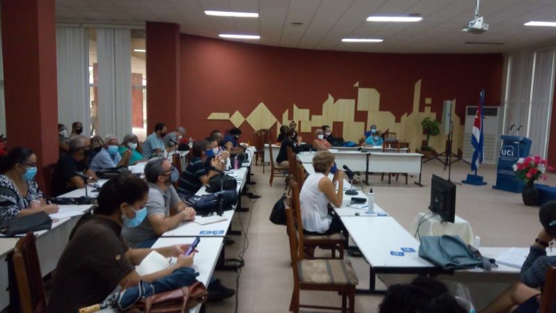 Los profesores reunidos en la Sala de Eventos del docente Camilo Cienfuegos comentaron sobre la gestión del proceso curricular en la Universidad.